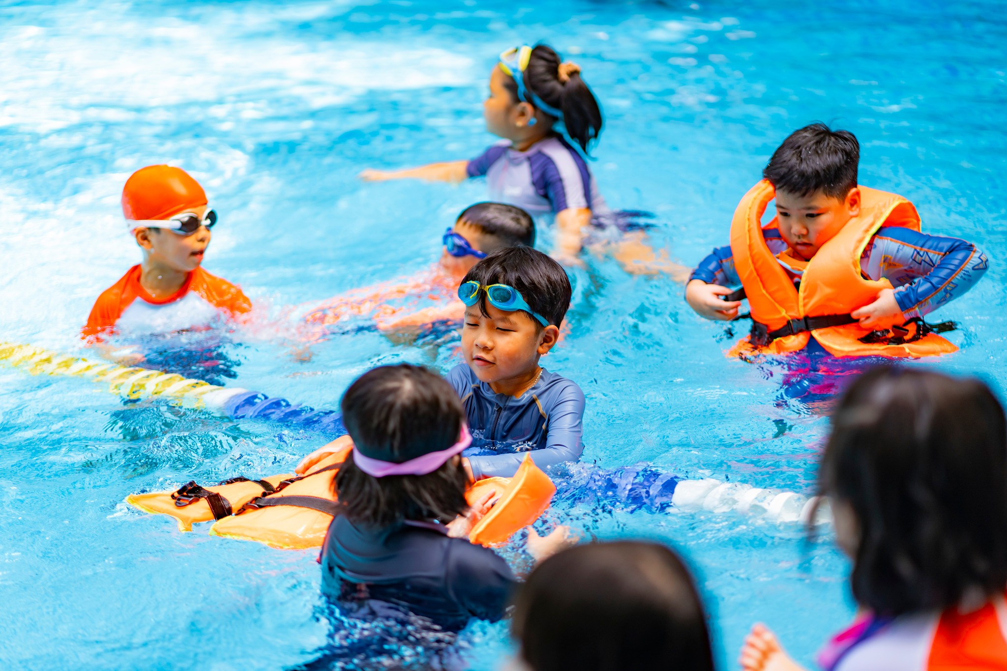 "Đột nhập" giờ học bơi sảng khoái, thú vị tại Greenfield School