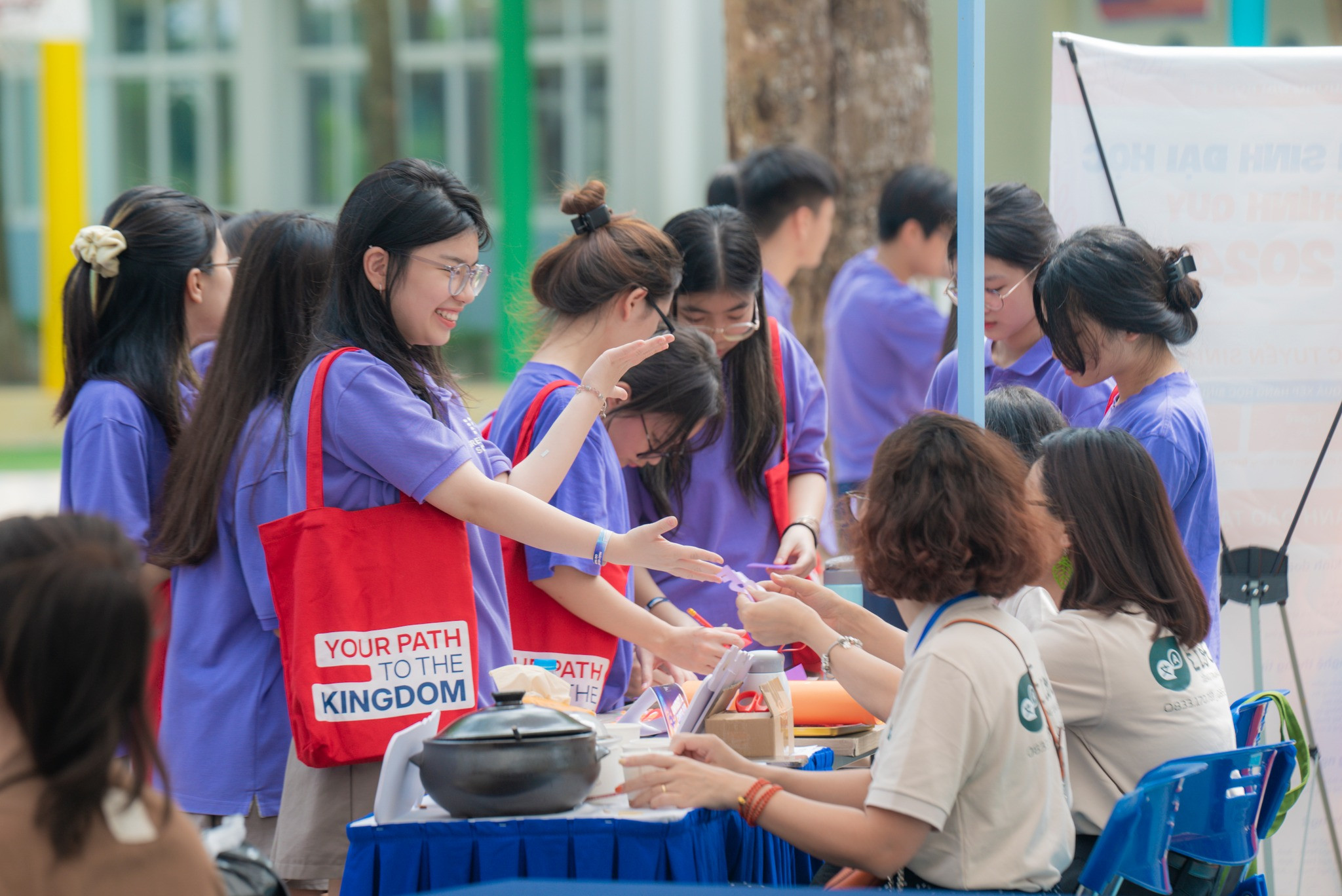 Hơn 800 học sinh Khối 9 - 12 tham gia University & Career Fair 2024