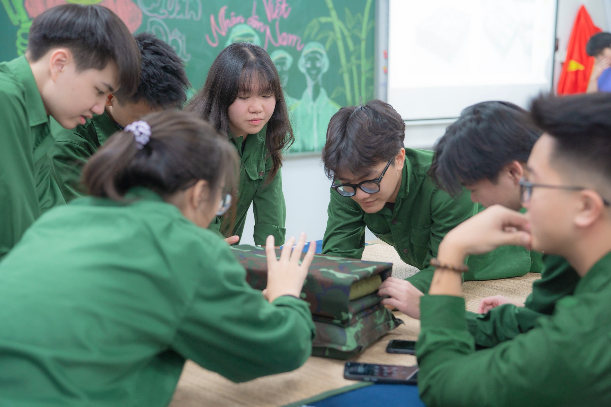Trải nghiệm "hóa thân" thành người lính trong tiết học Lịch sử của học sinh Khối 12
