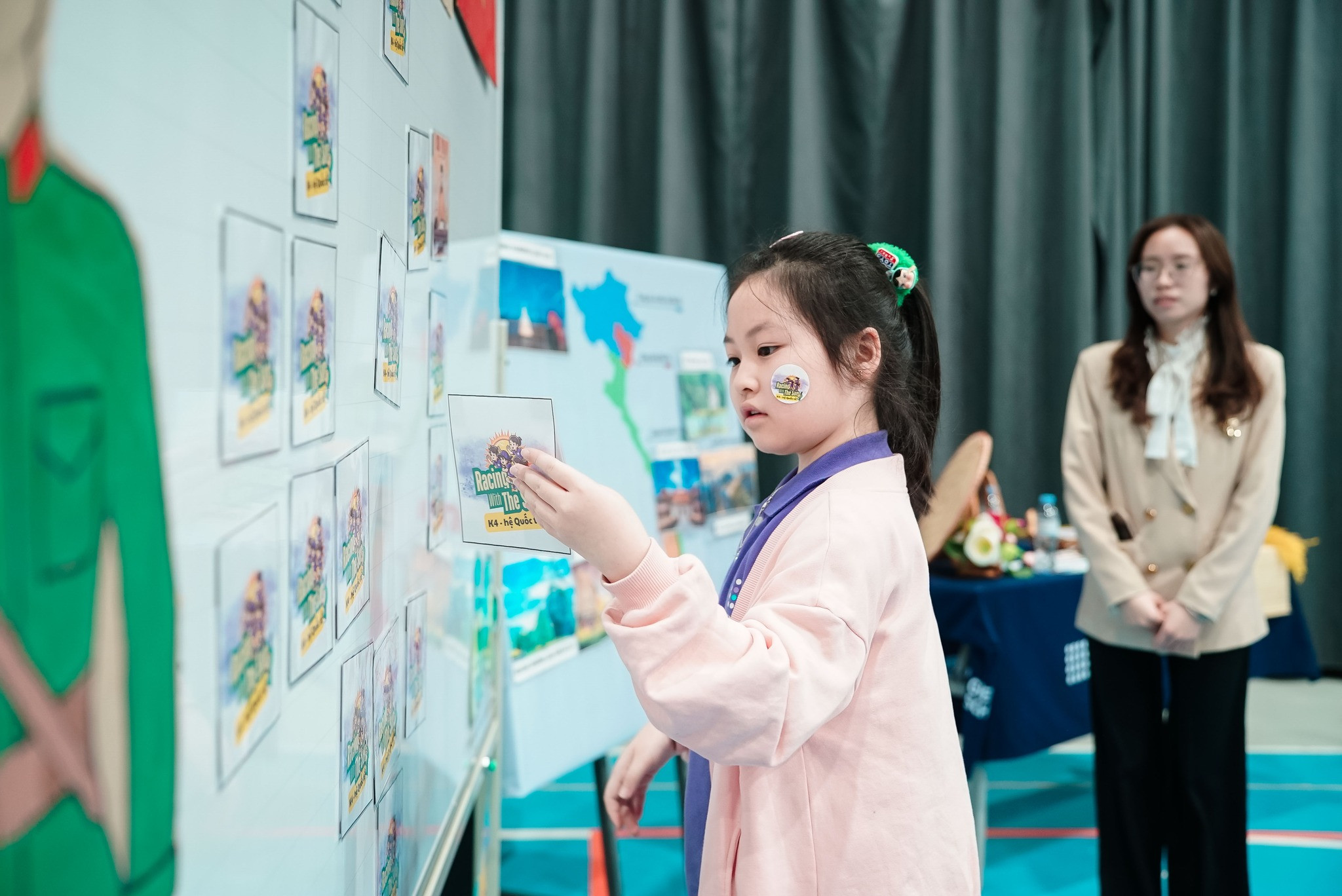 Học sinh Khối 4 hào hứng khám phá" vũ trụ tri thức"