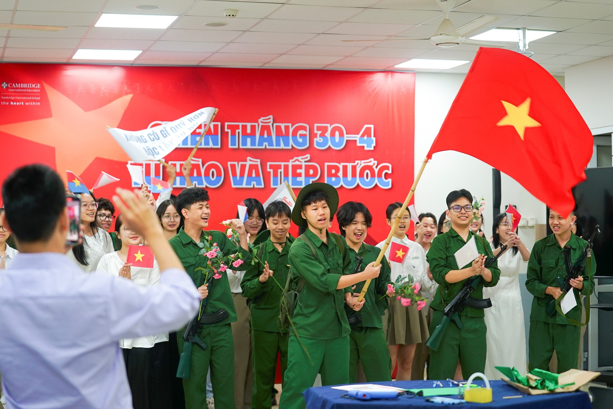 Học sinh Khối 9 tái hiện lịch sử hào hùng dân tộc năm 1975