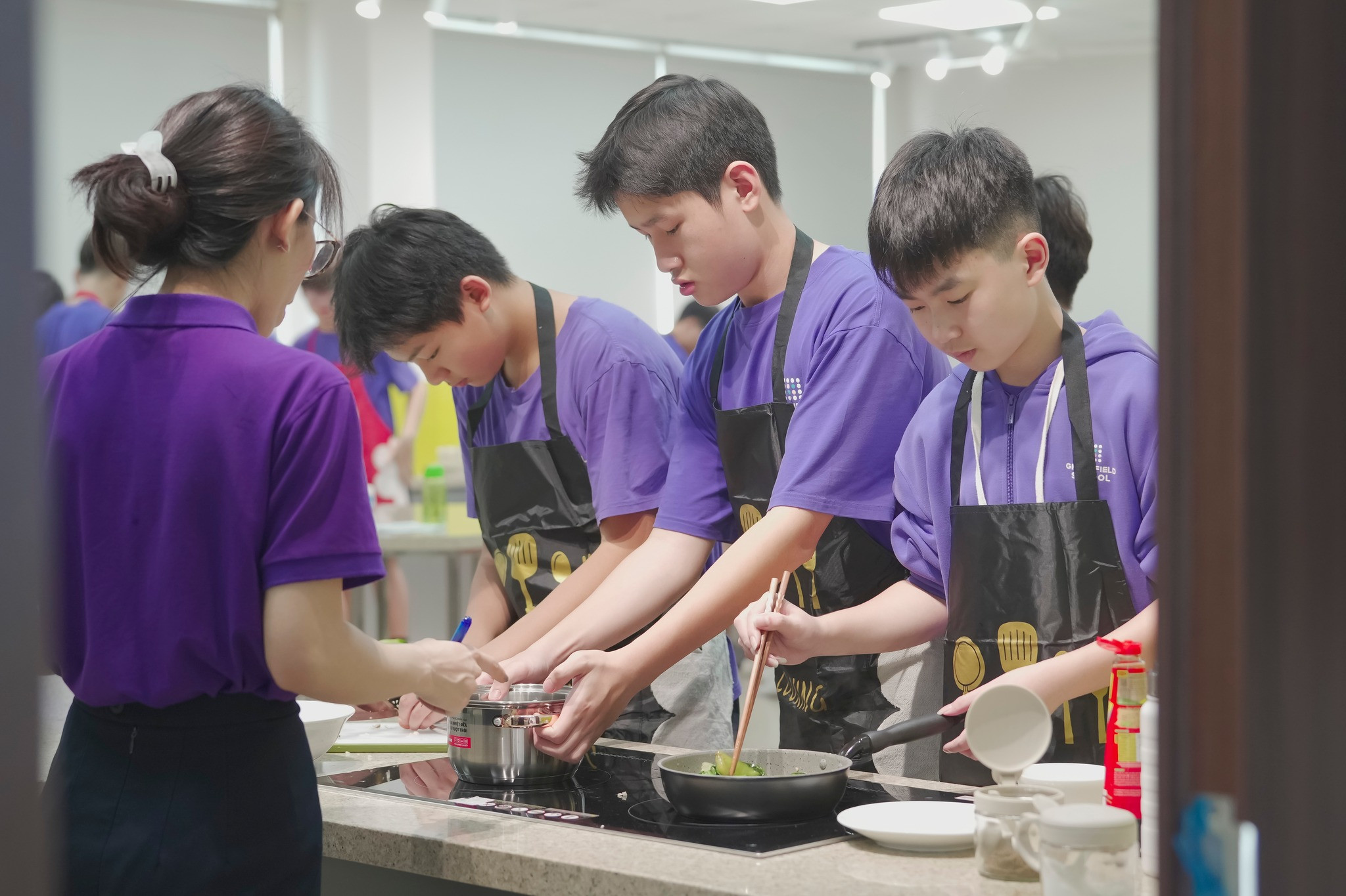 Học sinh Khối 8 "hóa thân" thành Masterchef, trổ tài nấu nướng đảm đang