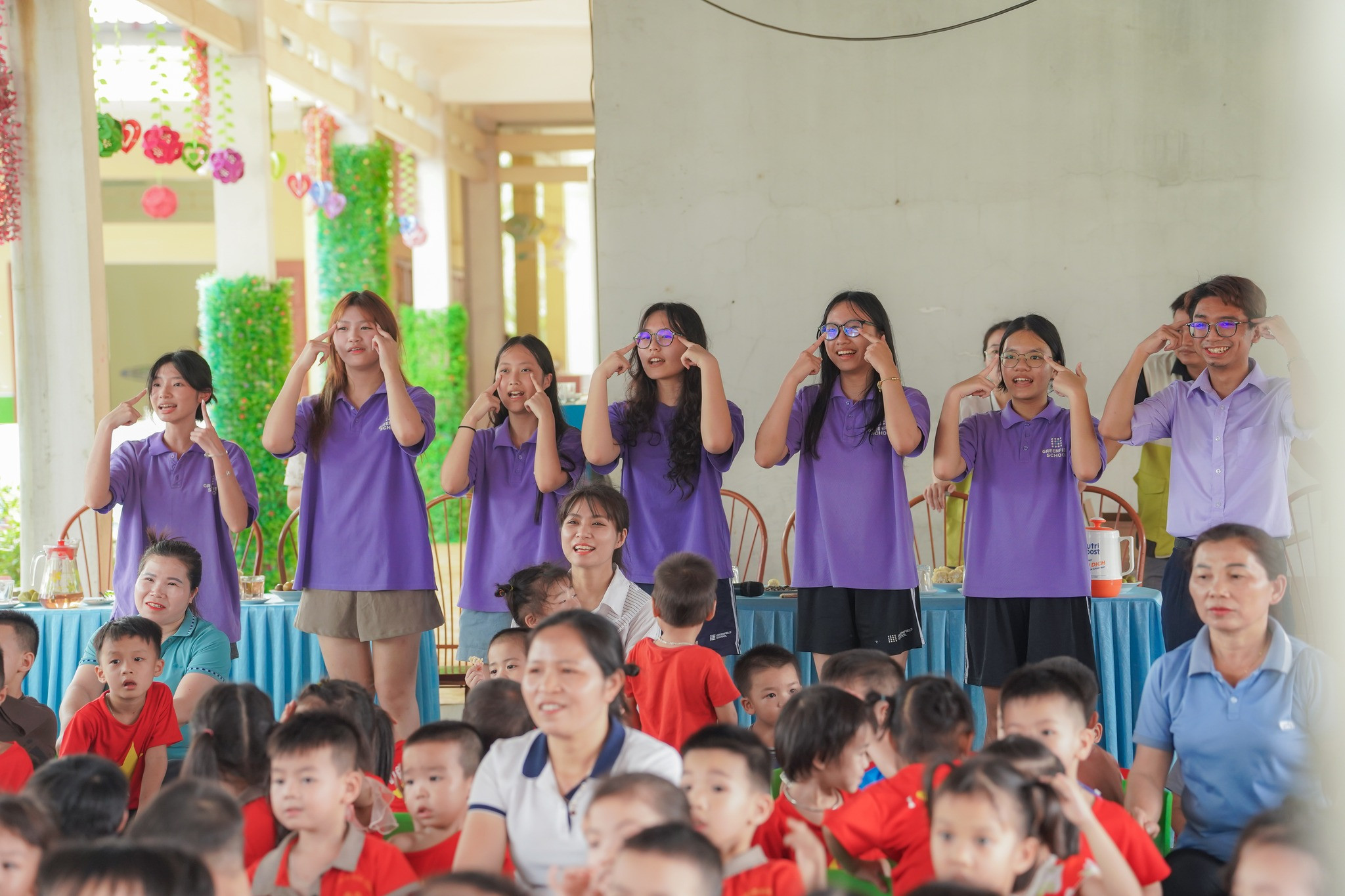 Hành trình mang niềm vui tới các em nhỏ tại trường mầm non Đồng Quý của học sinh lớp 10C1