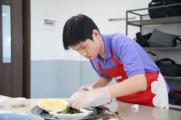 Học sinh Khối 8 vào bếp, trổ tài làm mâm cơm gia đình