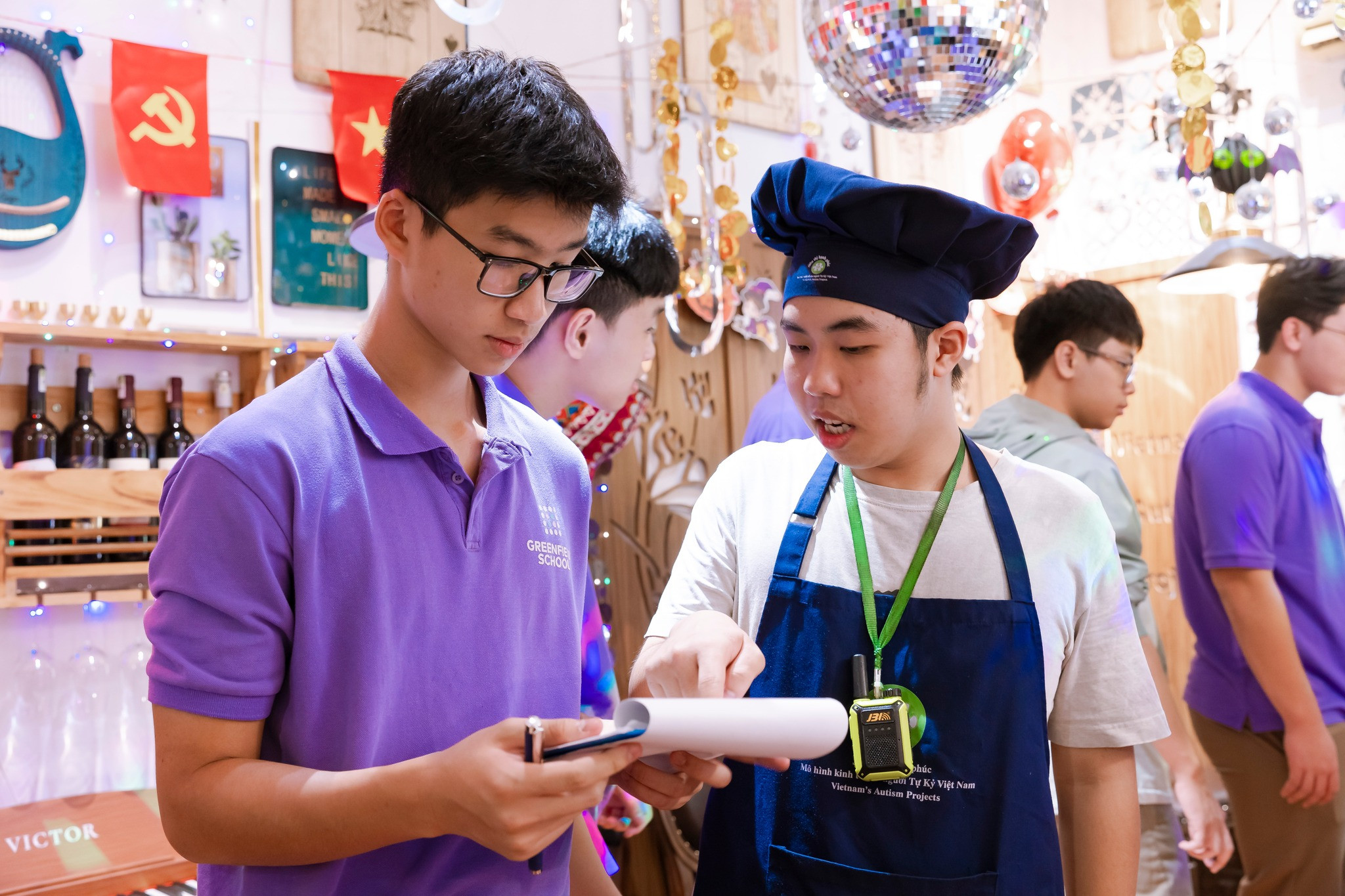 Học sinh lớp 11G1 ghé thăm VAPs - Mô hình kinh doanh dành cho người tự kỷ Việt Nam