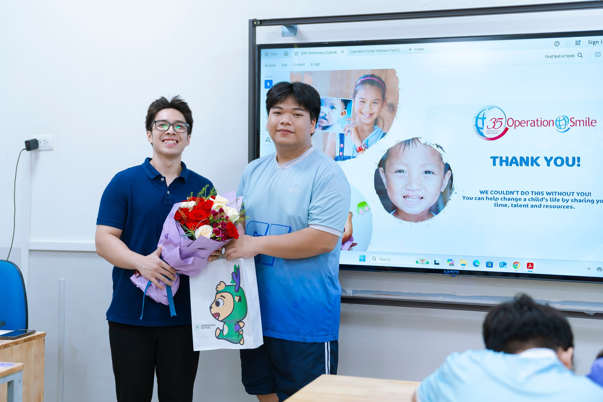 Học sinh 10G2 đồng hành cùng Operation Smile trên hành trình trao nụ cười mới