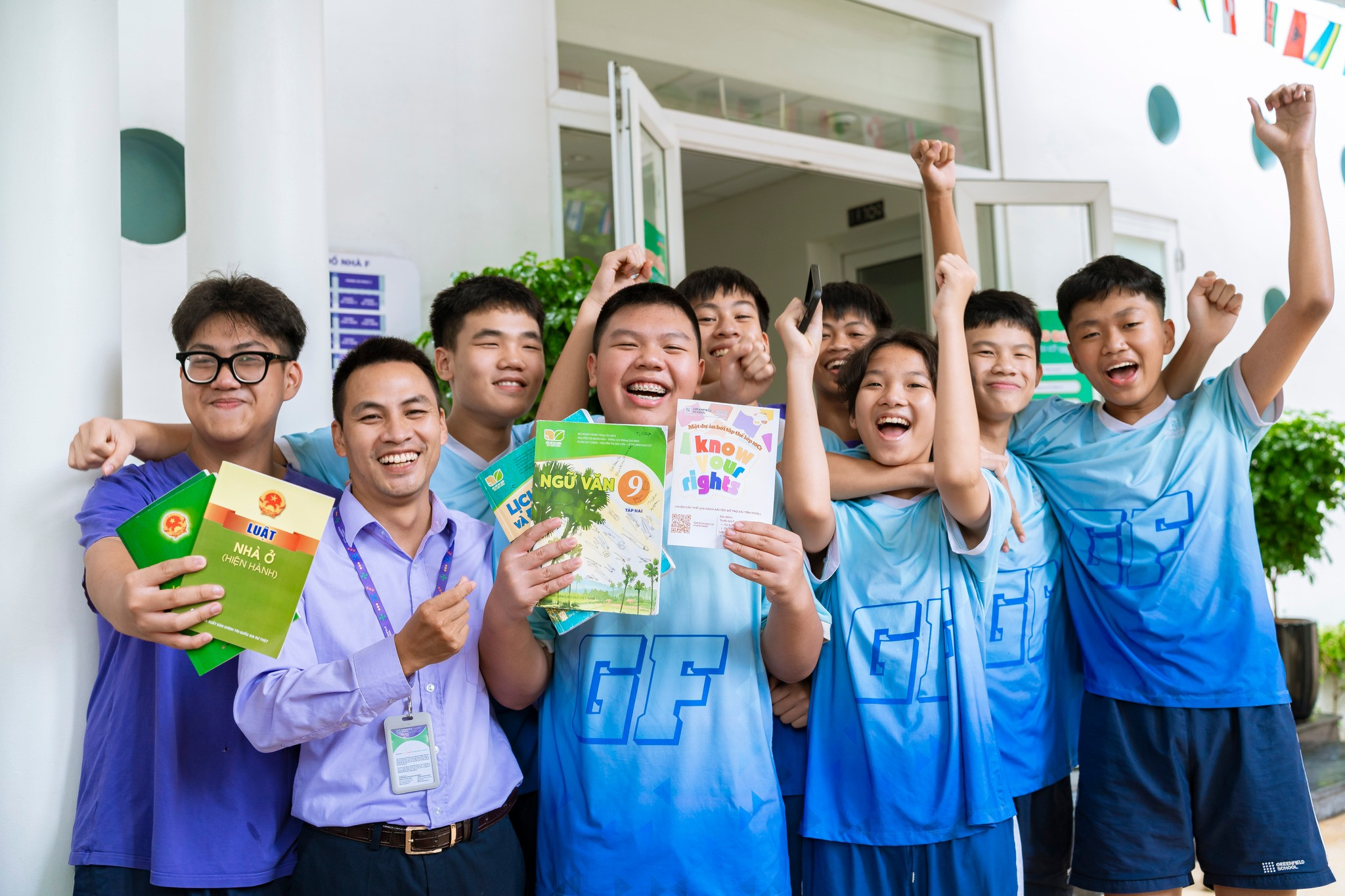 Lớp 10C1 lan tỏa tri thức pháp luật cho trẻ em vùng cao