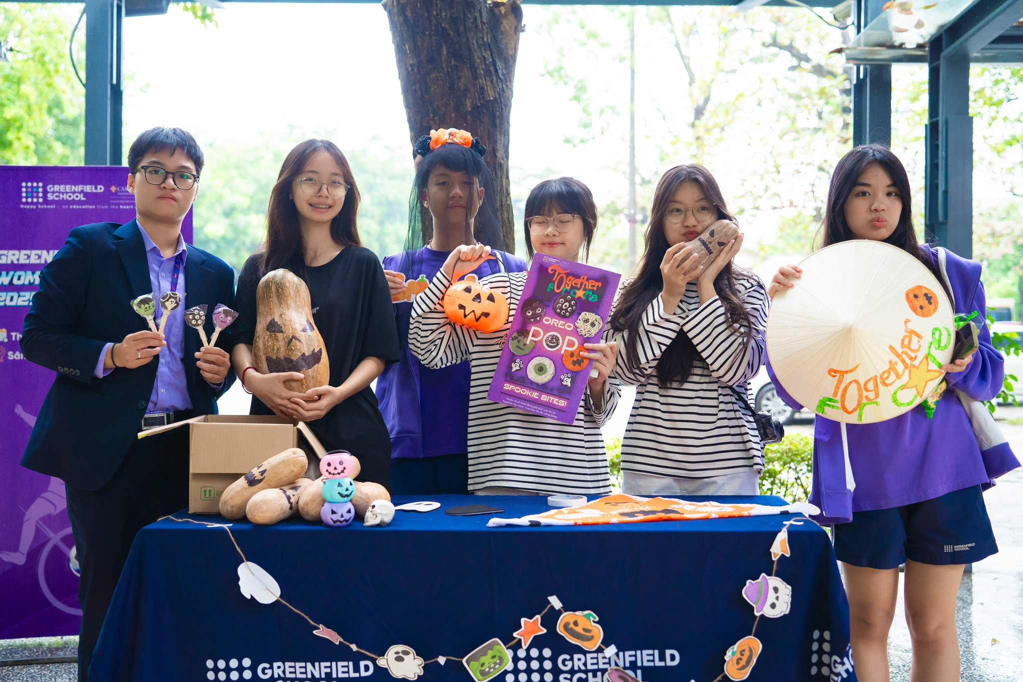 Dự án "Together for care" hướng tới thương, bệnh binh của lớp 10G3 gây sốt tại Lễ hội Halloween