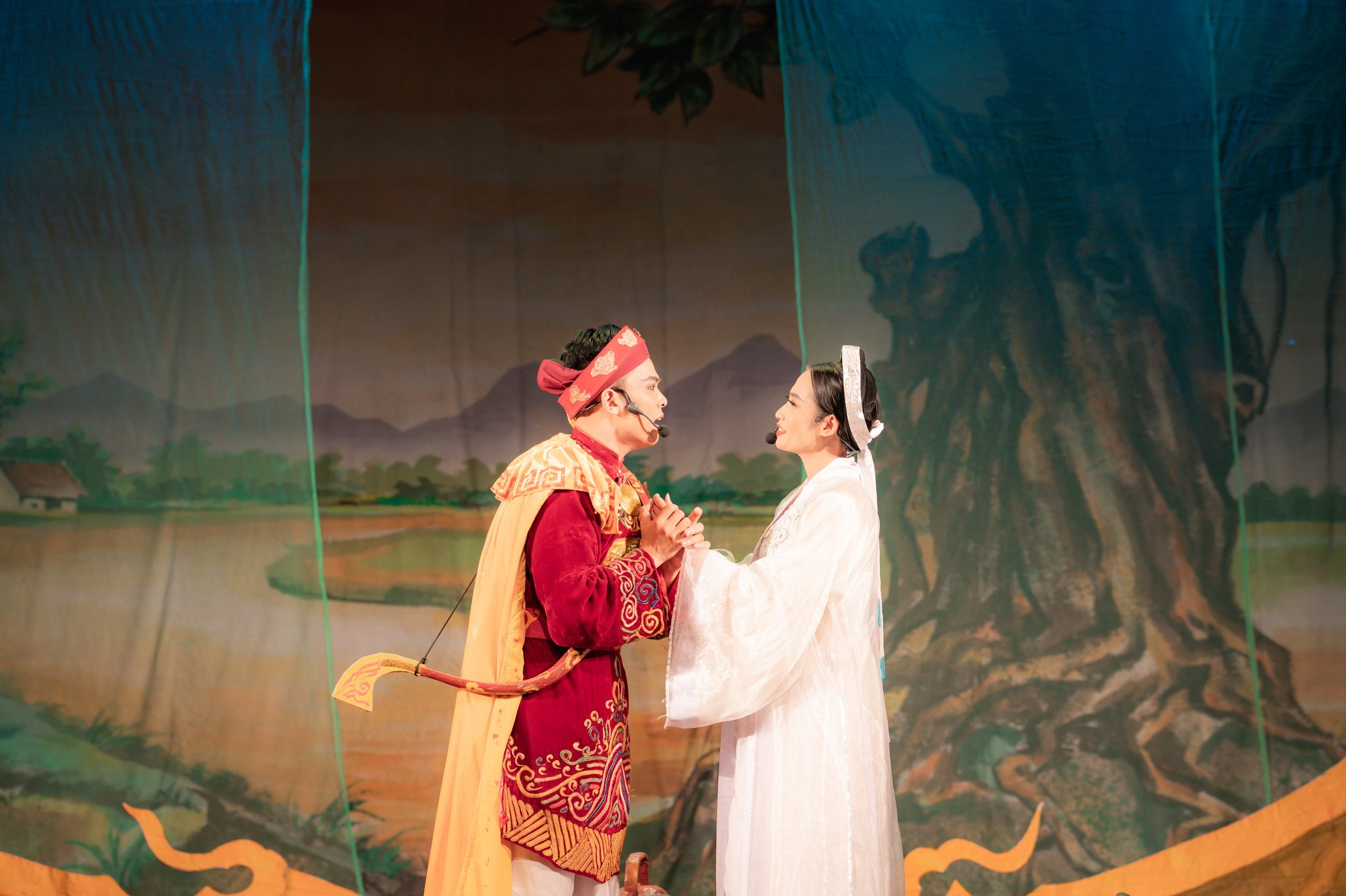 Học sinh Khối 10 trải nghiệm tinh hóa nghệ thuật chèo tại Nhà hát Chèo Hà Nội