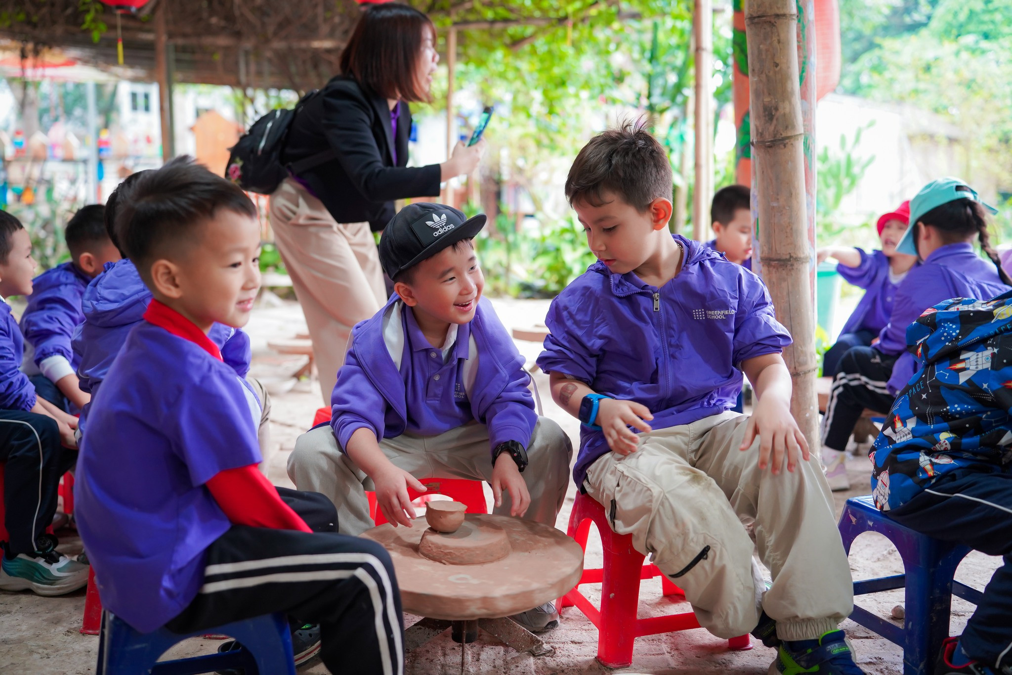 Học sinh Khối 1 lần đầu trải nghiệm thế giới bên ngoài lớp học