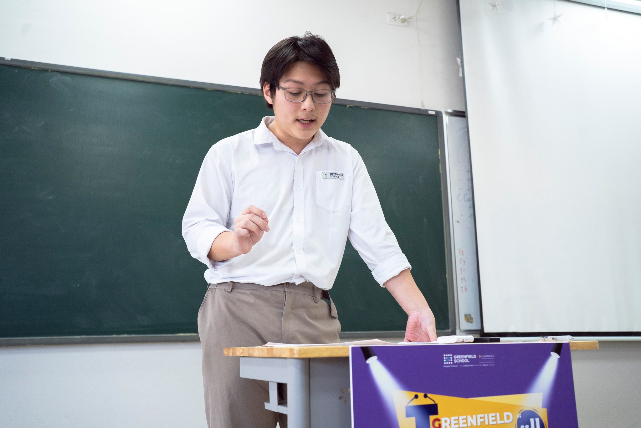 Cuộc đối đầu "nảy lửa" của 32 đội tại vòng Loại cuộc thi Tranh biện tiếng Anh