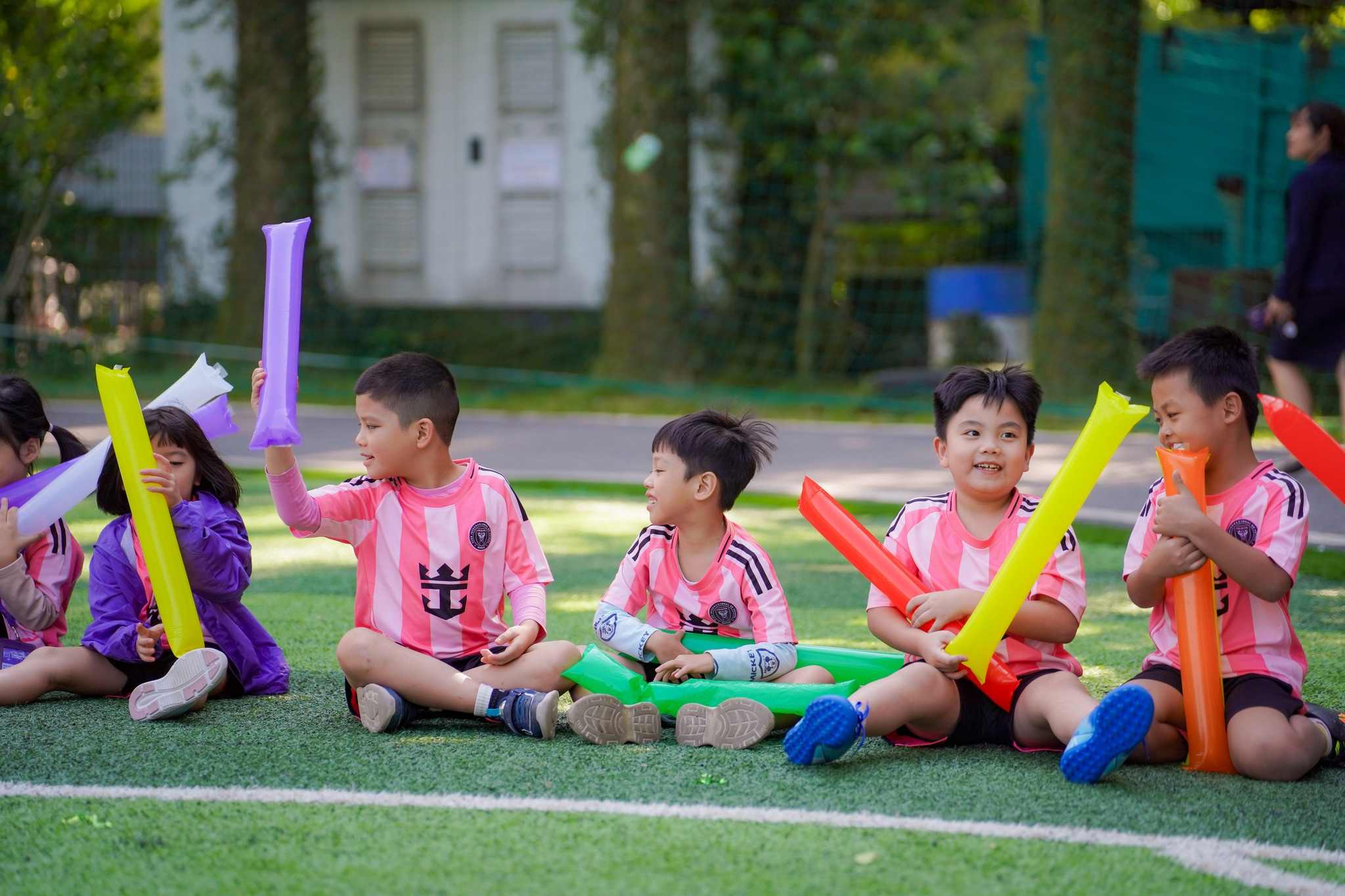 Khối Tiểu học bùng nổ tốc độ trên đường đua và bản lĩnh trên sân cỏ