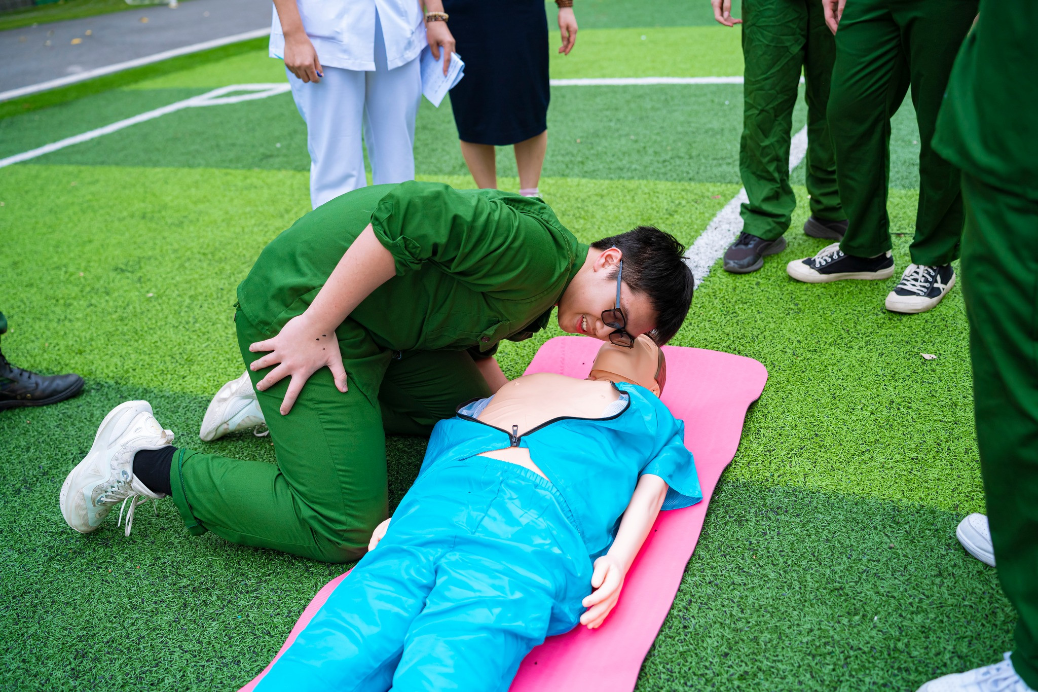 Vượt ngàn chông gai, học sinh Khối 11 thực hành sơ cứu tình huống nguy cấp