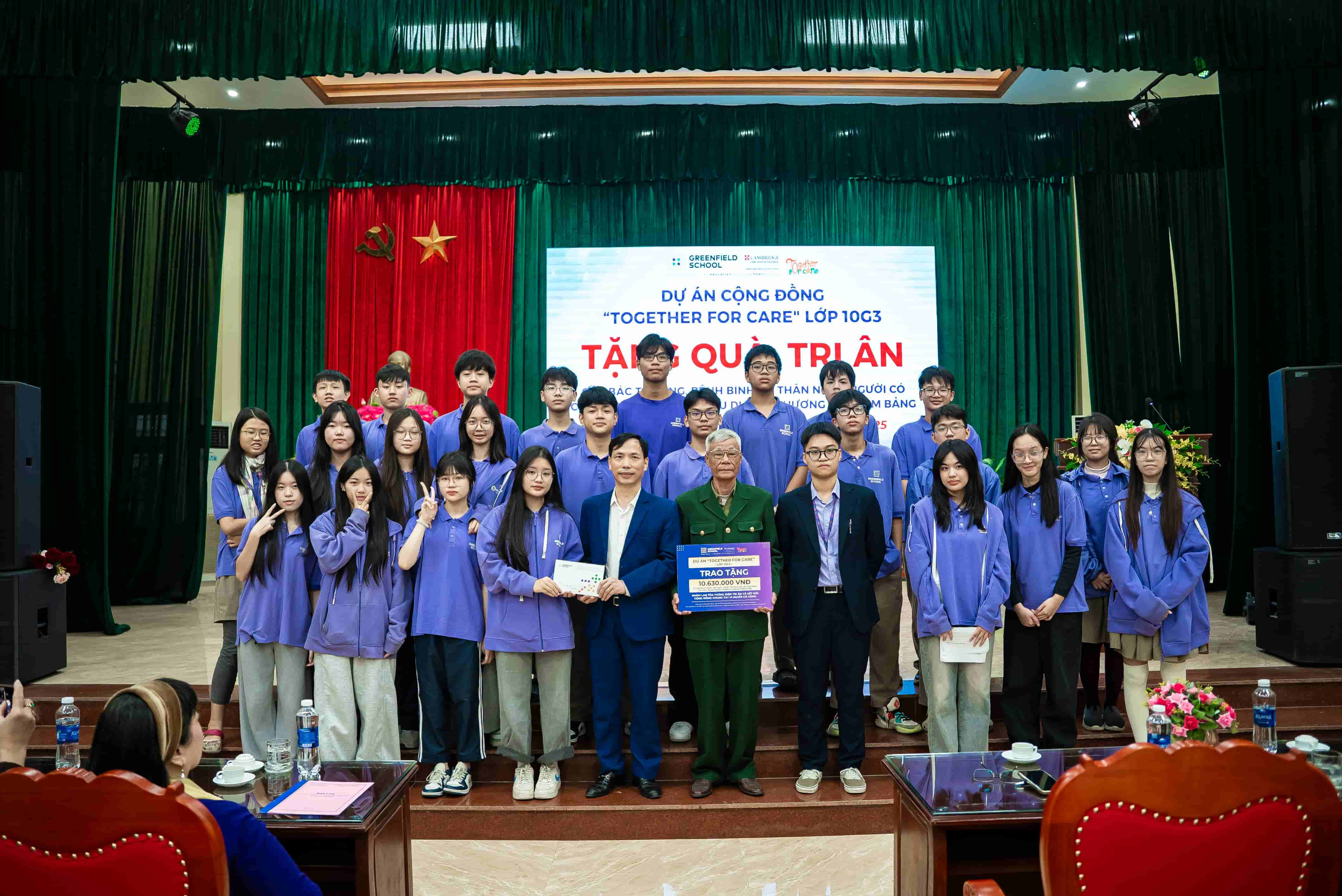 The 10G3 students visit and present gifts to war invalids at Kim Bang Convalescence Center