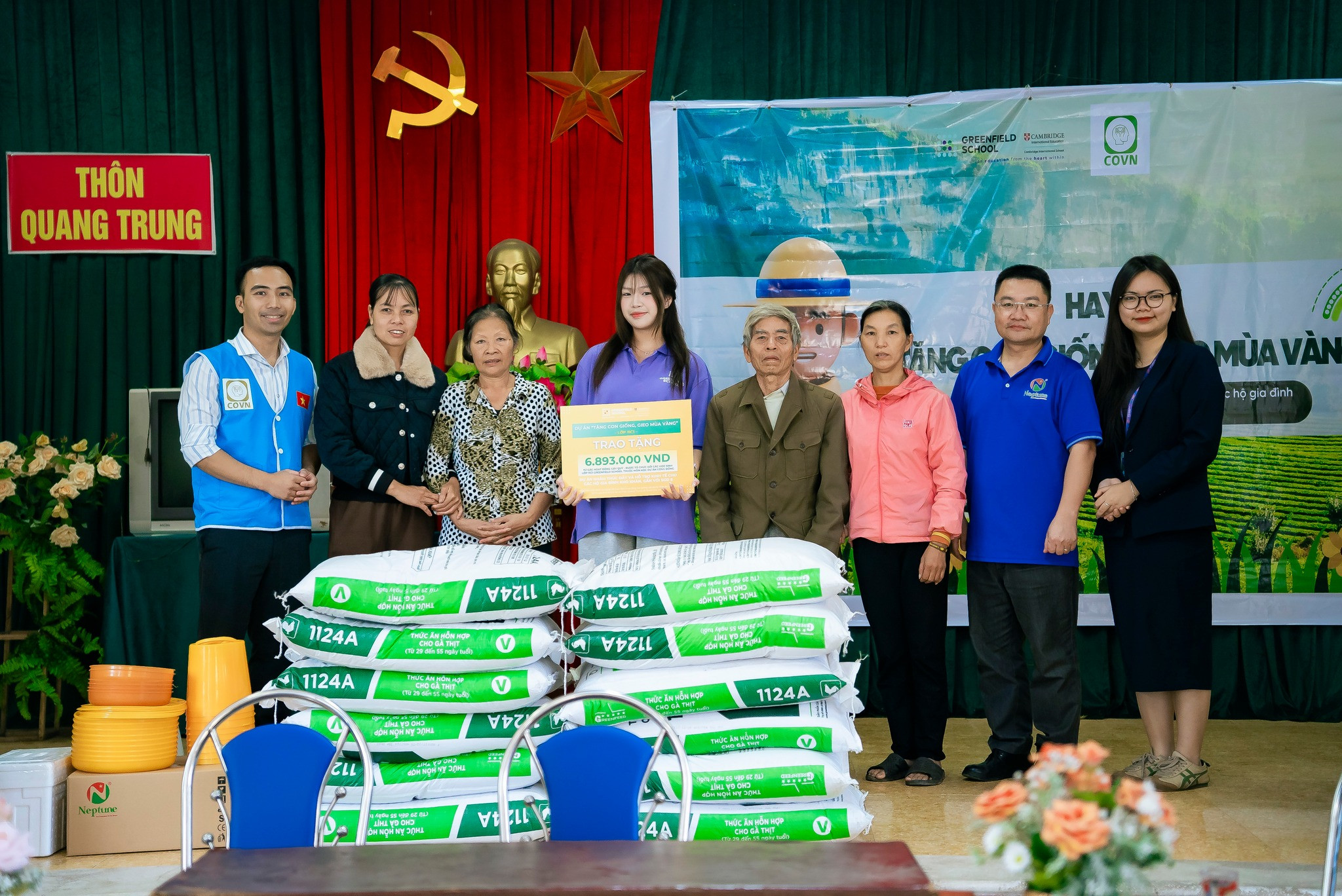 Gây quỹ thành công từ dự án "Hayday", học sinh 11C1 chung tay sẻ chia sinh kế cùng nông dân thoát nghèo bền vững
