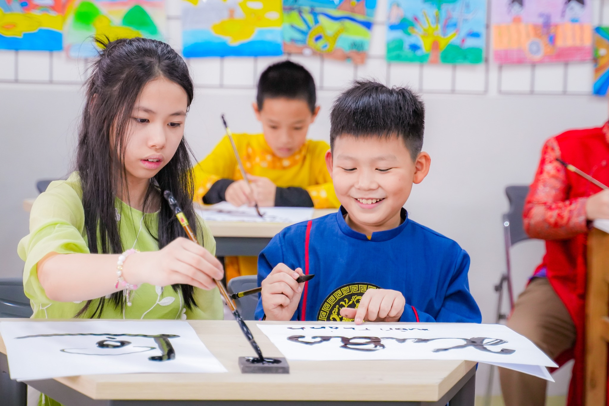 Nét bút nghiêng gửi trọn vị xuân - Học sinh Khối 4,5 khám phá vẻ đẹp của thư pháp Việt