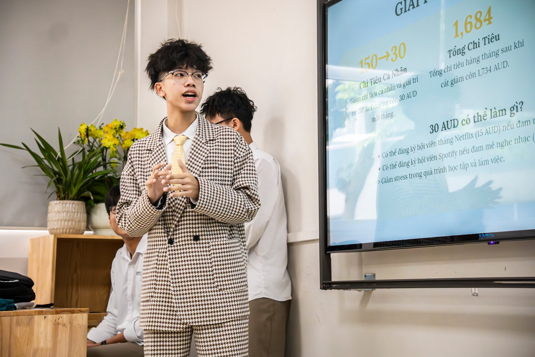 Nhập vai chuyên gia tài chính, học sinh lớp 10G3 giải quyết các bài toán thực tế đầy "cân não"