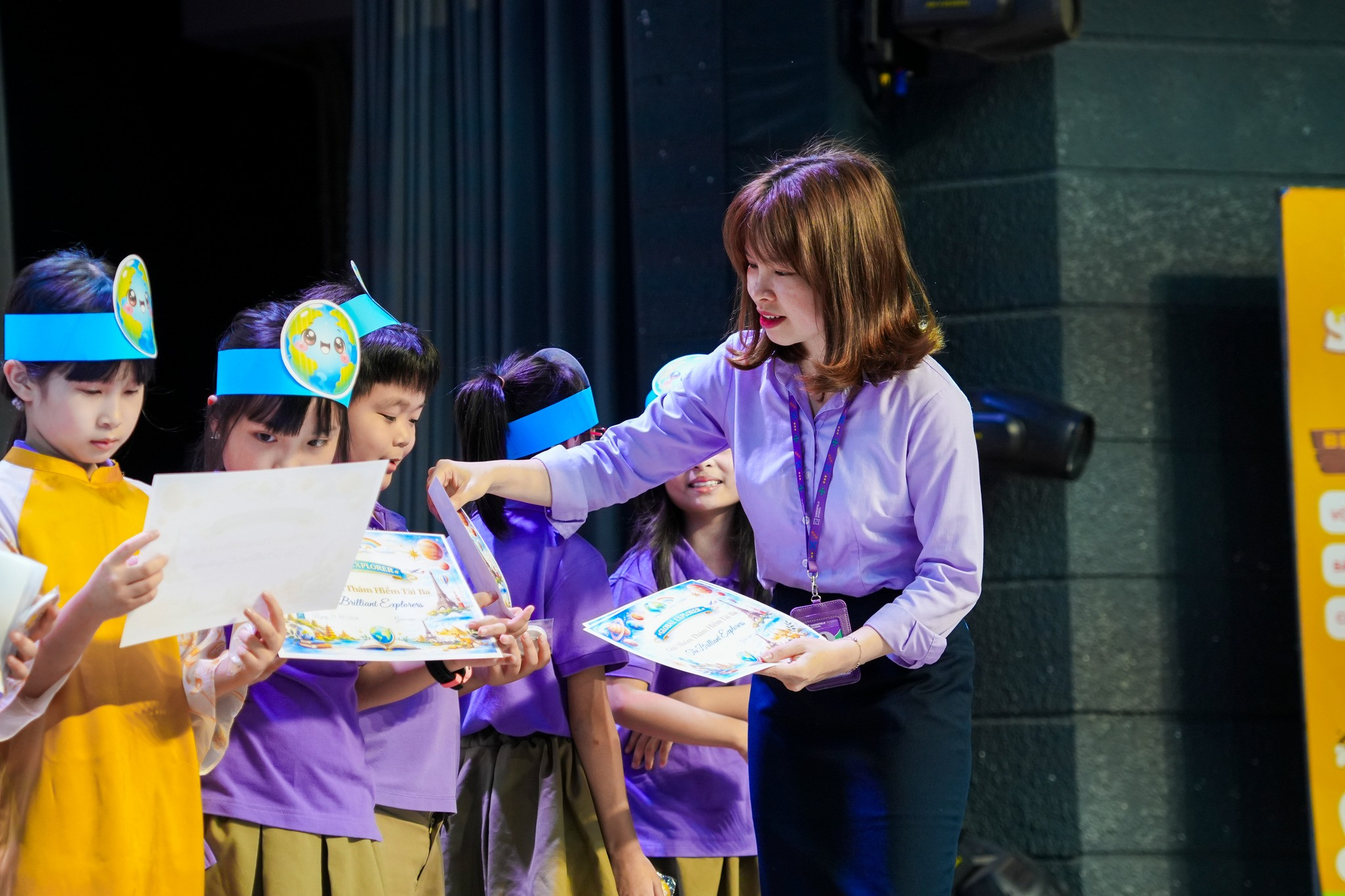 Học sinh Khối 3 hào hứng giải mã bản đồ văn hóa thế giới