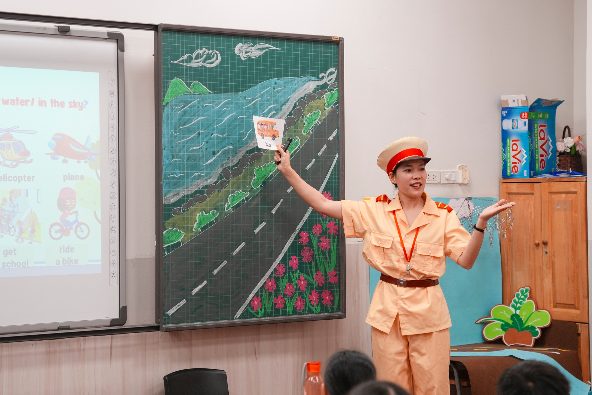 "Vừa học vừa chơi" trong giờ tiếng Anh sáng cùng học sinh lớp 2G1