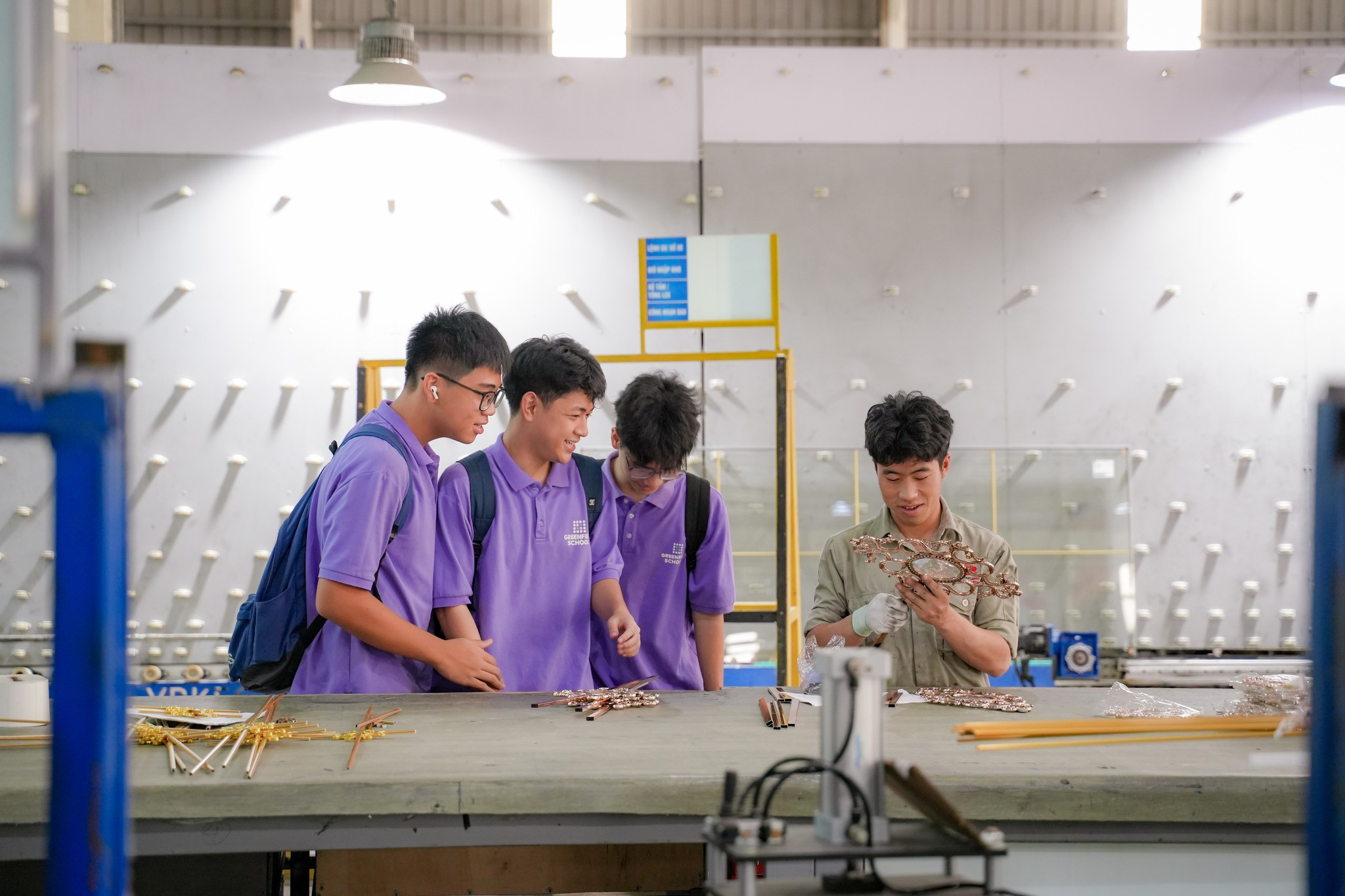 Học sinh Khối 10 tham quan, trải nghiệm hướng nghiệp tại Nhà máy kính Hồng Phúc & Nhà máy Daikin Hưng Yên