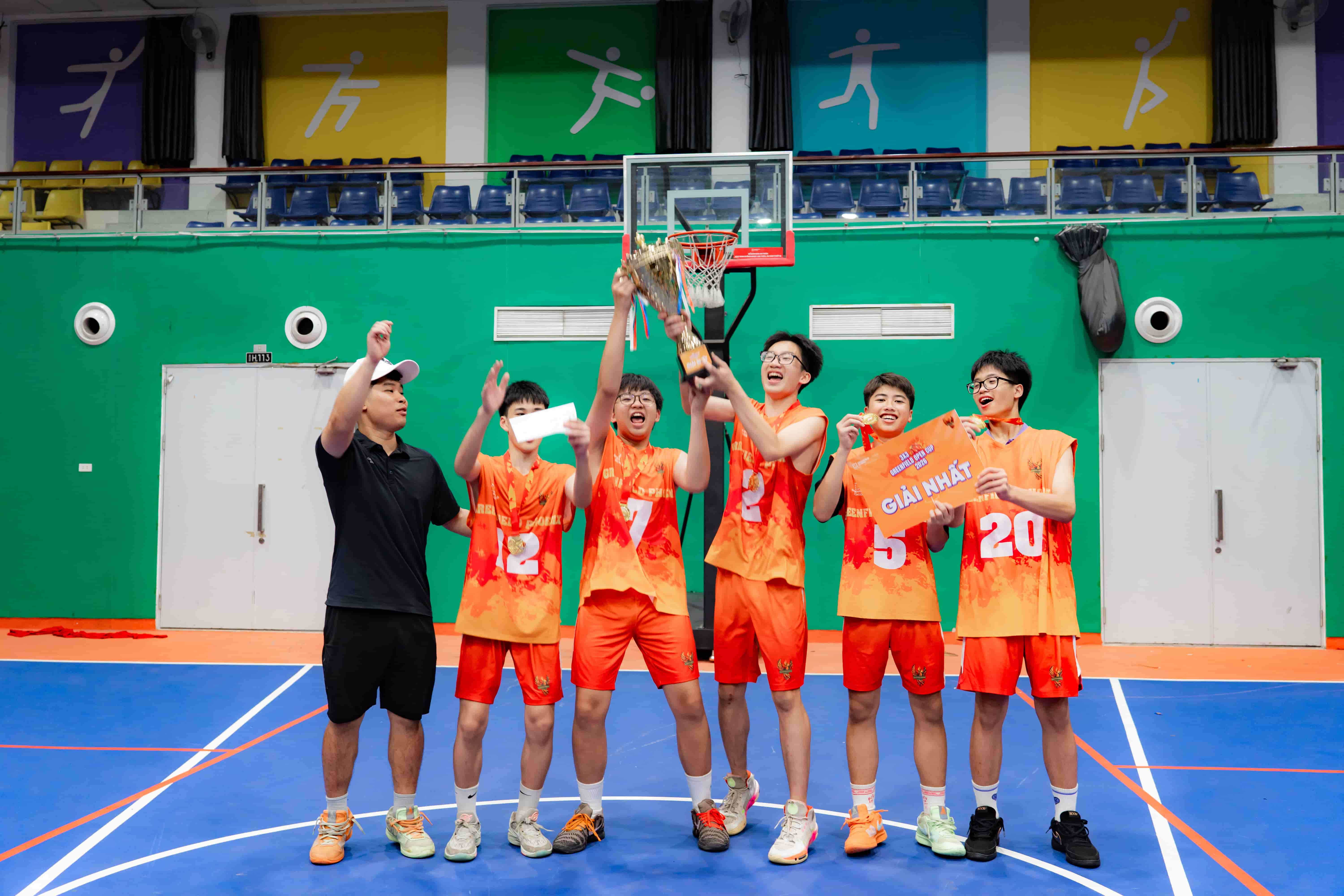 Đội tuyển bóng rổ Greenfield School nâng cúp vô địch Giải bóng rổ 3x3 mở rộng