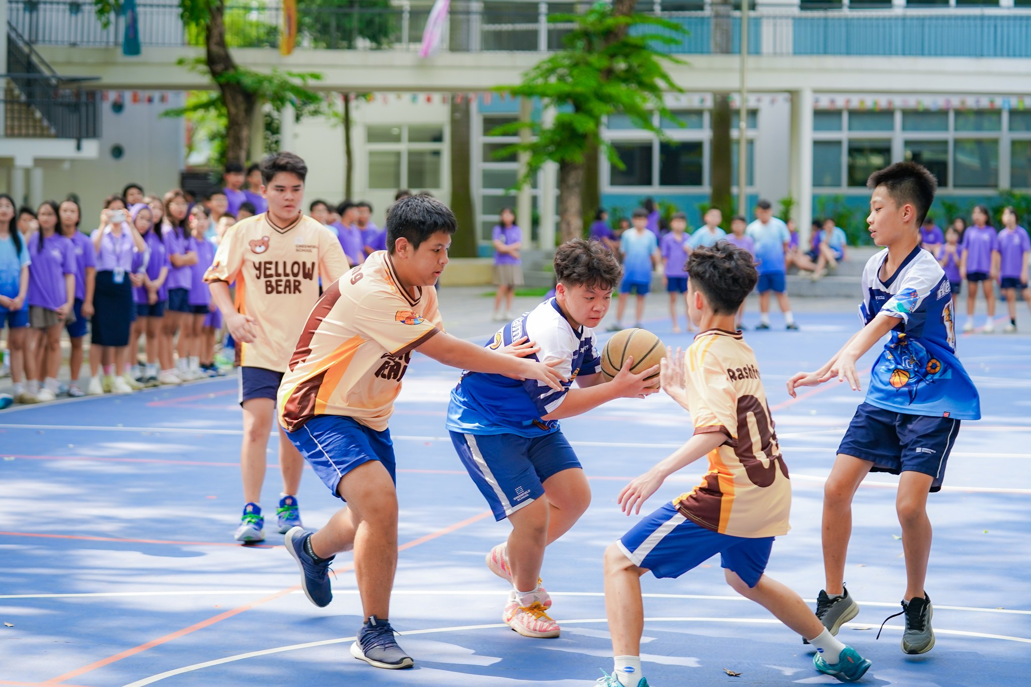 Không khí "nóng rực" tại loạt trận tranh tài bóng đá, bóng rổ Khối 6-9