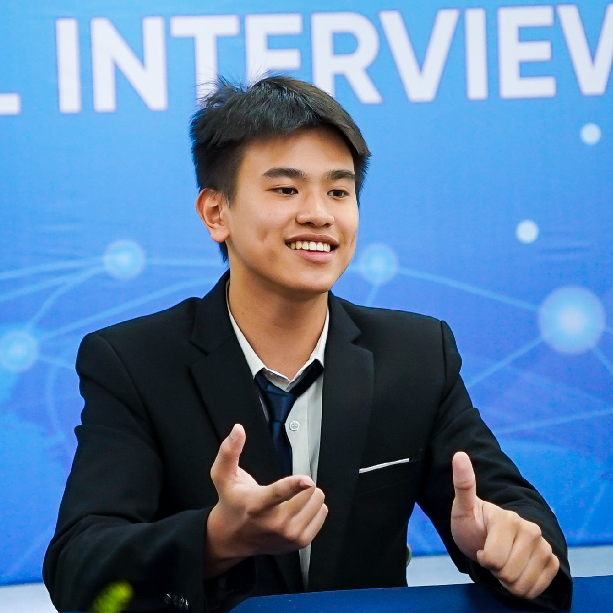 Không cần câu chuyện "kịch tính", Nguyễn Minh Hùng chinh phục học bổng Global Leader bằng sự chân thật