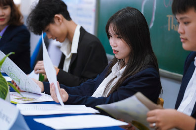 Grade 11 students experience "Recruitment Day"