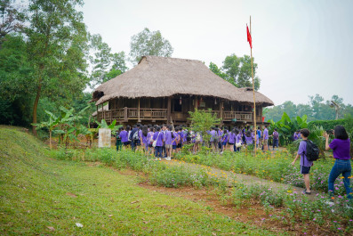 Outdoor activity for grade 8: Exploring the cultural identity of Vietnamese ethnic groups