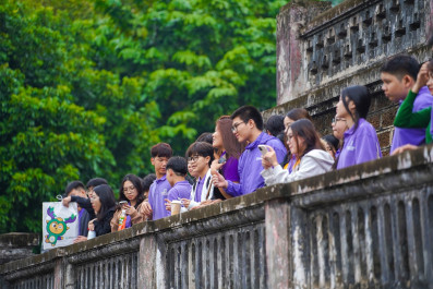 Grade 11 students visit the "Ancient Village of Two Kings," immersing themselves in the soul of Vietnamese countryside