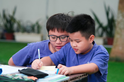 Grade 6 students excitedly compose "Luc bat"poetry