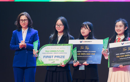 The champion of the "Tieng noi xanh" season 2 competition calling Tu Minh Anh