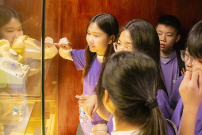 Grade 7 students explore national history at the Thang Long Imperial Citadel