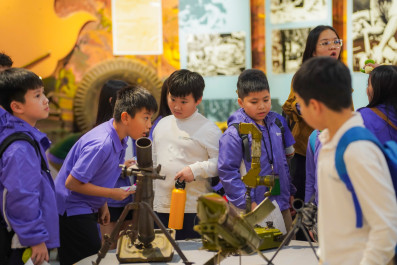 Grade 4 students explore the "miniature Truong Son" in the heart of Hanoi