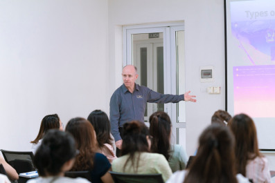English Teachers Attend Training with National Geographic Learning Expert